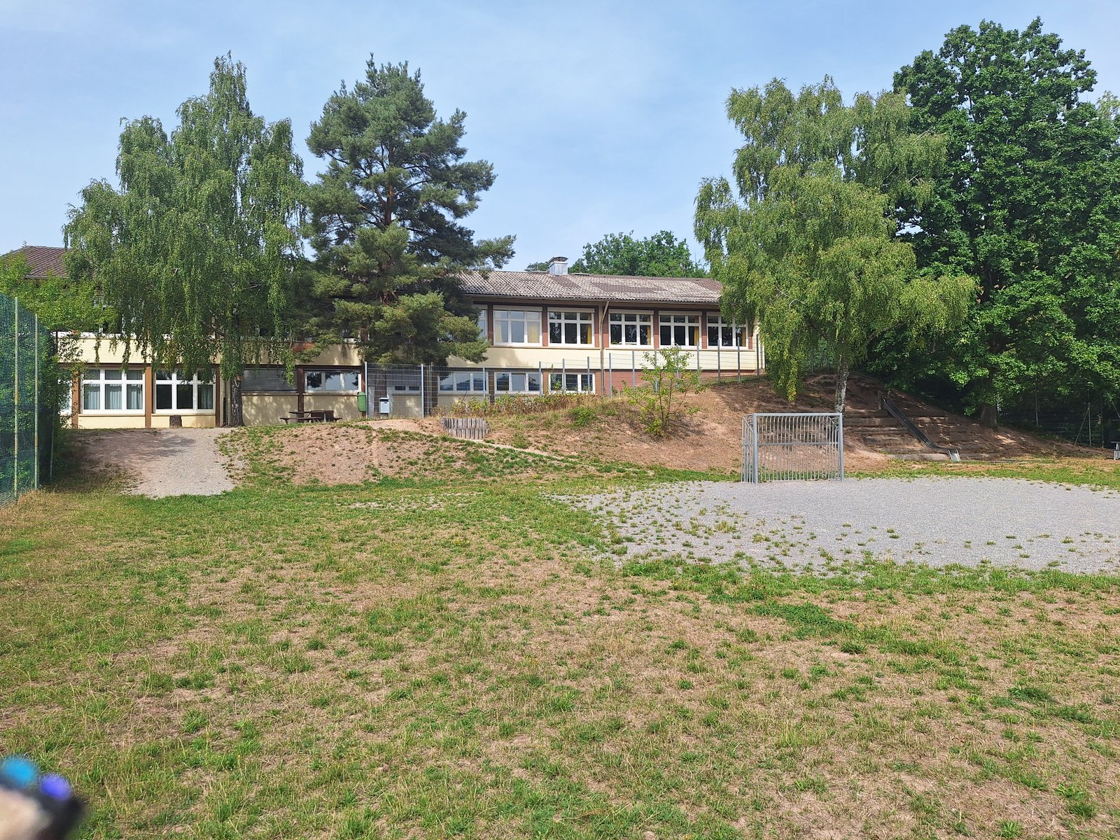 Die Grundschule Staufenberg mit Sportplatz